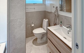 Shower - Cozy home in Glesborg with kitchen (Glesborg)
