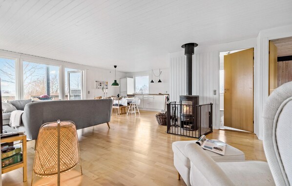 Fireplace - Cozy home in Glesborg with kitchen (Glesborg)