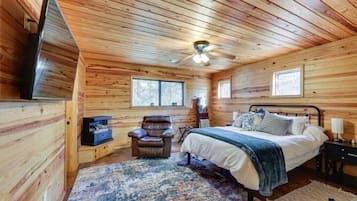3 bedrooms, desk, travel cot, free WiFi