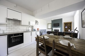 電冰箱、微波爐、烤箱、鍋具/餐盤/廚房用品