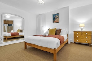1 quarto, ferros/tábuas de passar roupa, roupa de cama