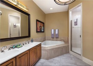 Bañera de hidromasaje, secador de pelo, toallas, jabón