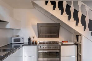 Køleskab, mikrobølgeovn, ovn, kogeplade