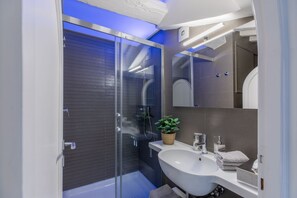 Shower, hair dryer, bidet, towels - iFlat Minimal Apartment in Campo de' Fiori (Roma)