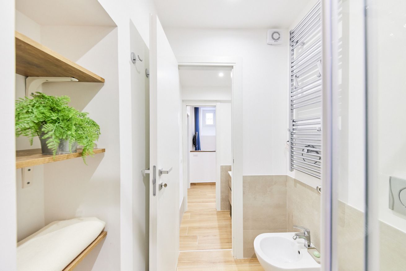 Douche, bidet, serviettes fournies, papier toilette