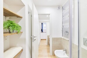 Shower, bidet, towels, toilet paper
