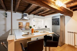 Réfrigérateur, un four, surface de cuisson, lave-vaisselle