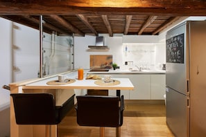 Fridge, oven, stovetop, dishwasher