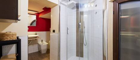 Bruser, hårtørrer, bidet