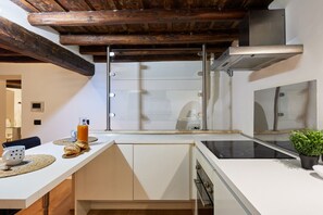 Kühlschrank, Ofen, Herdplatte, Geschirrspüler