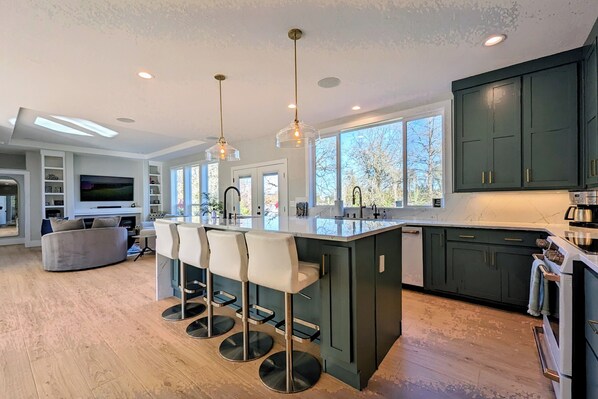 Fridge, microwave, oven, stovetop - Luxury Wine Country Escape w/ 3 King Suites & Putting Green – Walk to Town (Carlton)