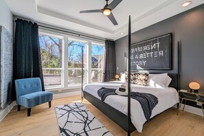 3 soverom, skrivebord, strykejern/-brett og reiseseng for barn