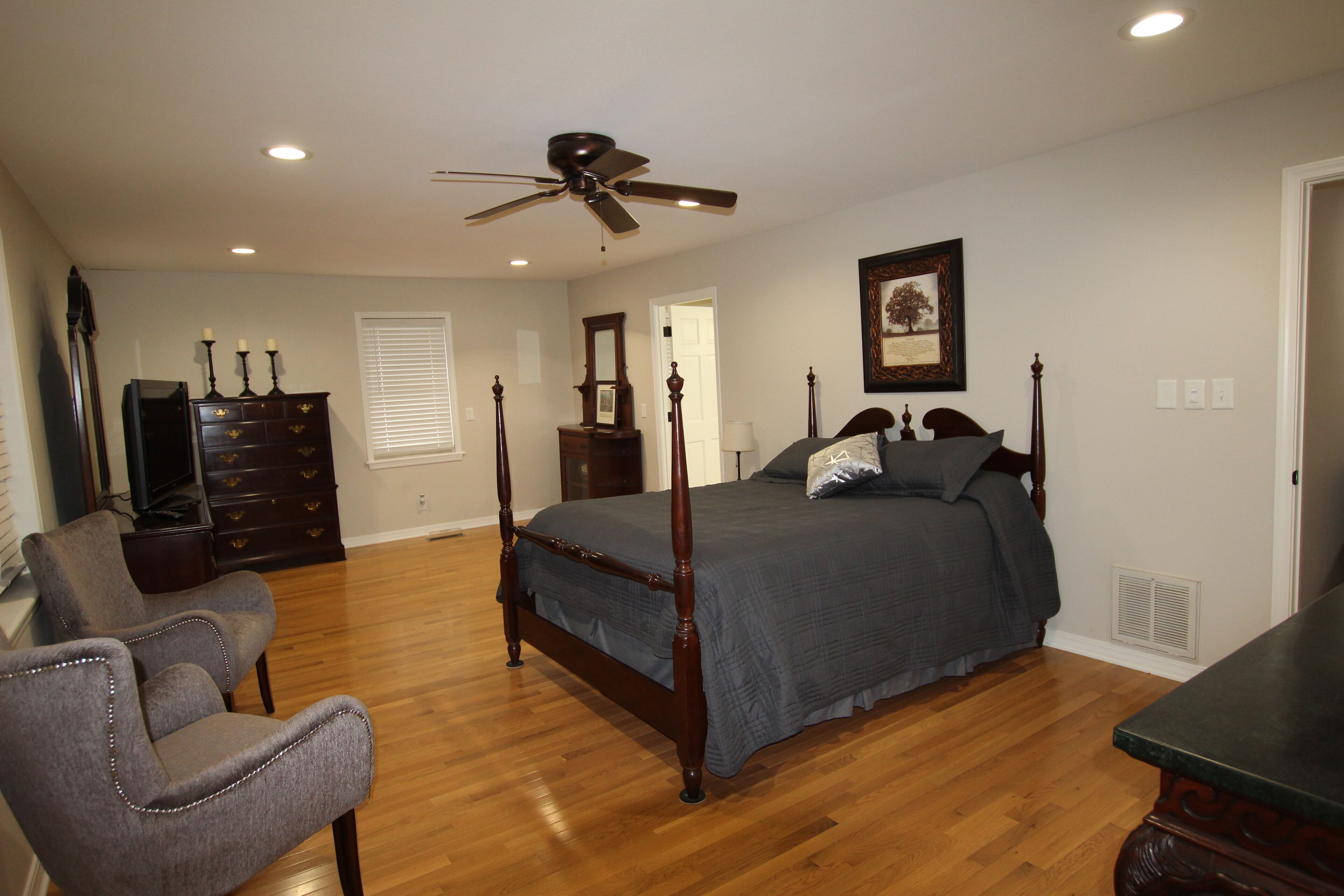 4 bedrooms, iron/ironing board, free WiFi, bed sheets