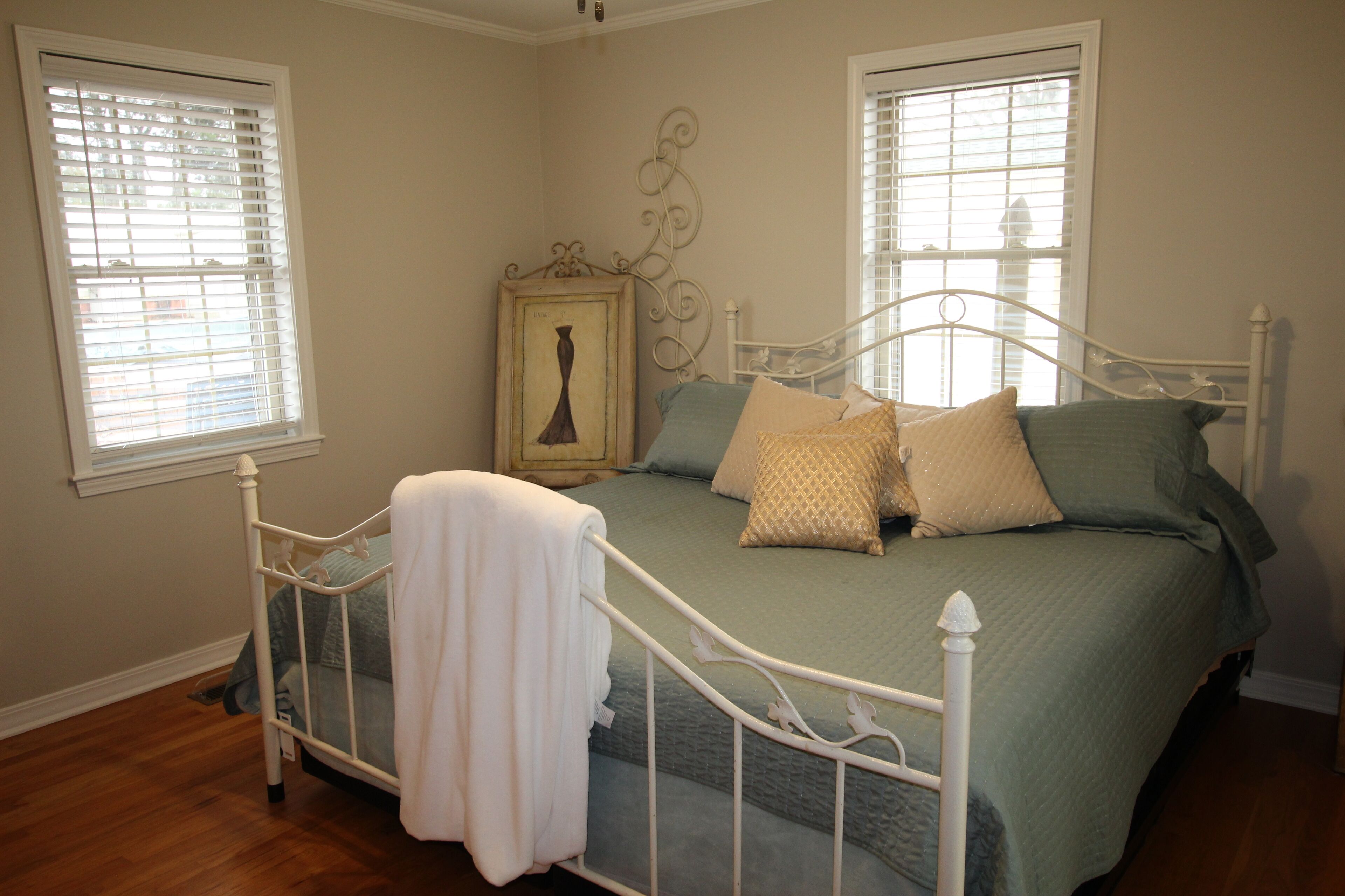 4 bedrooms, iron/ironing board, free WiFi, bed sheets