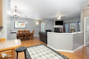 Interior - The Snow Raven Alaskan Retreat (Girdwood)