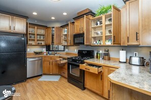 Fridge, microwave, oven, stovetop - The Snow Raven Alaskan Retreat (Girdwood)