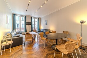 TV - Elegant apartment  – heart of Presqu’île, Lyon 2 (Lyon)