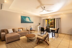 Smart TV - Newley renovated 2BR condo with pool near beach - Villa Pacifico
(Playa Junquillal)