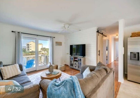 TV connectée, table de tennis de table, livres