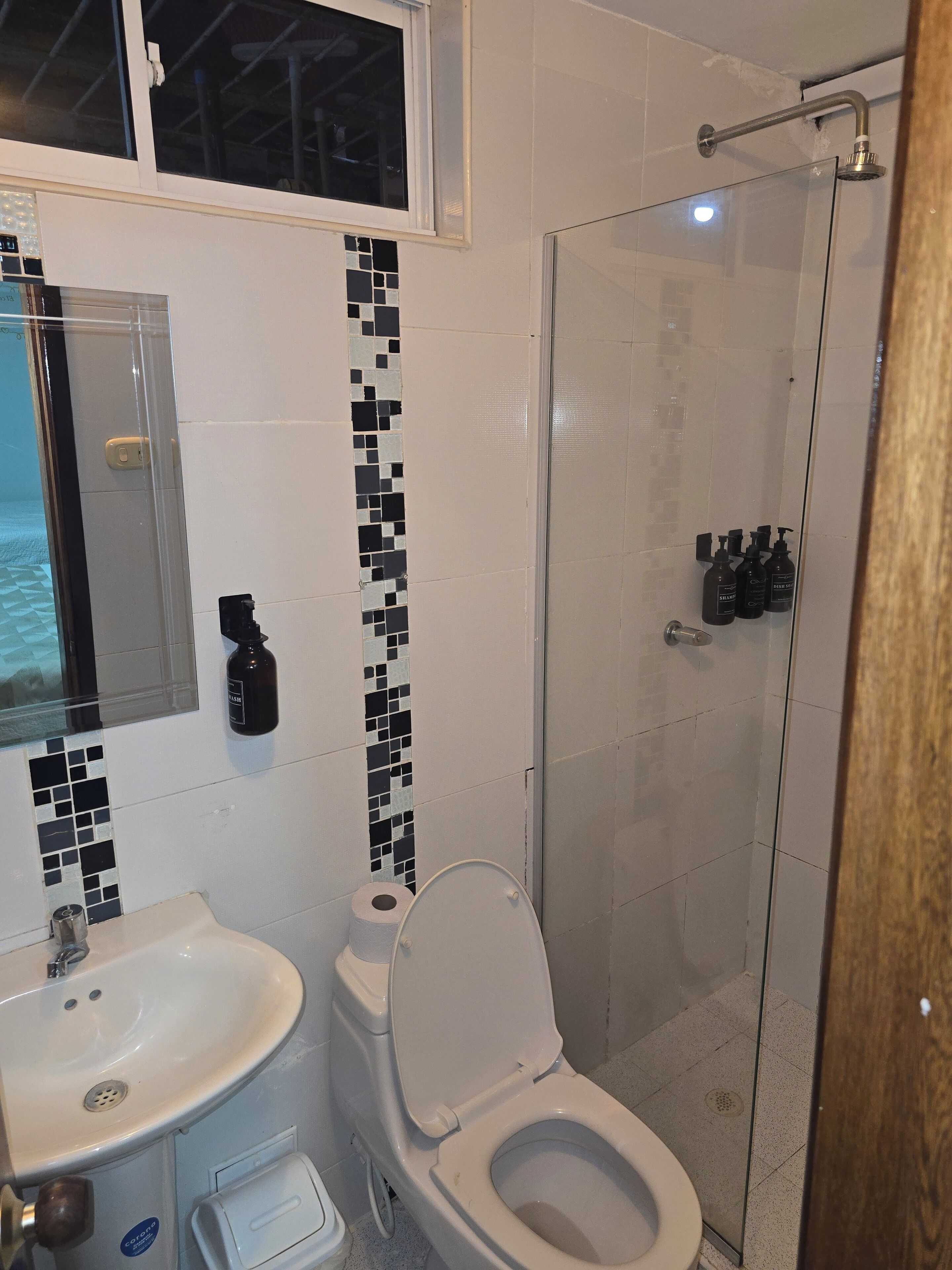 Ein Badezimmer mit Toilette, Waschbecken und Dusche.