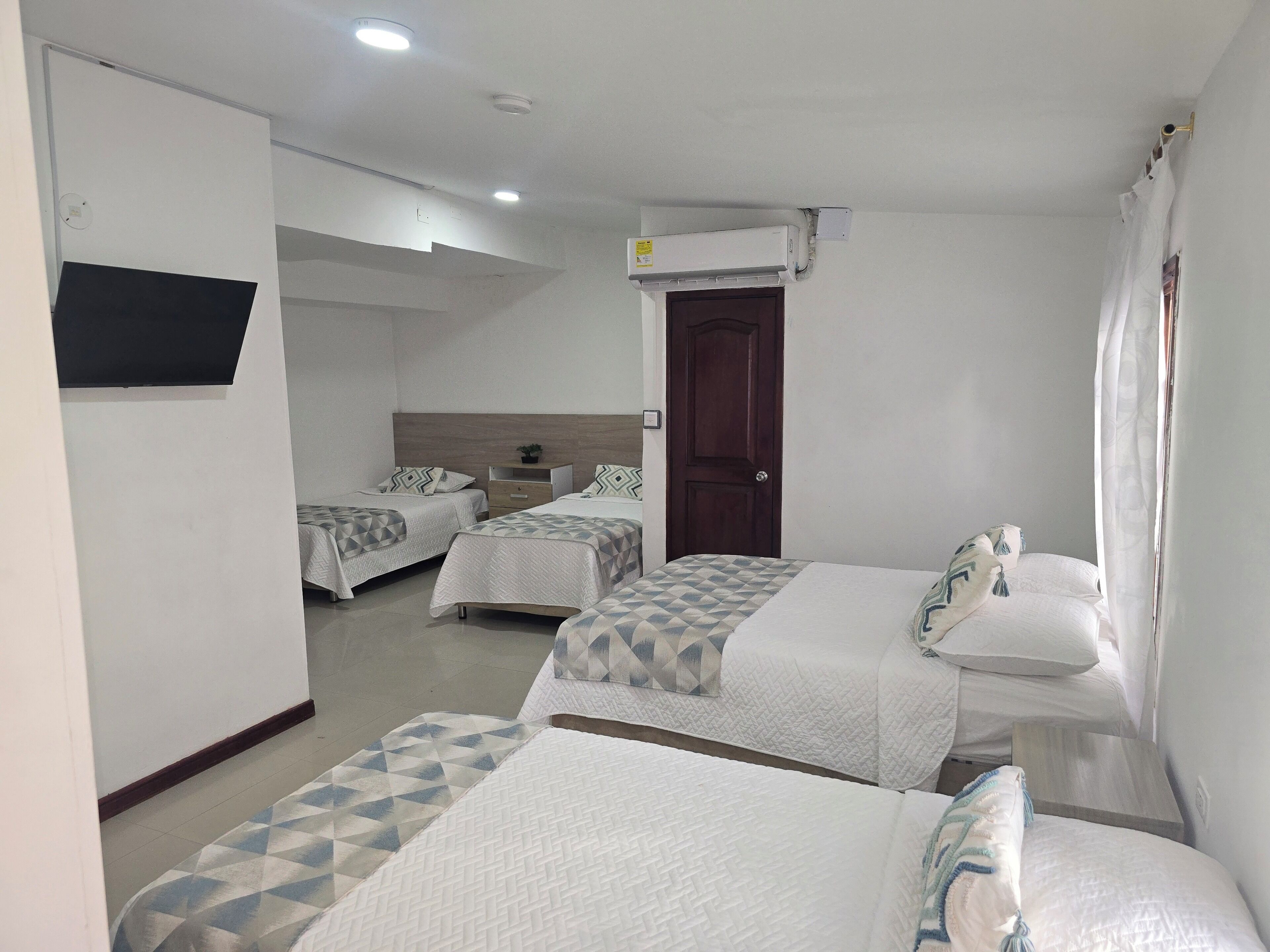 Family Room | Minibar, free WiFi, bed sheets