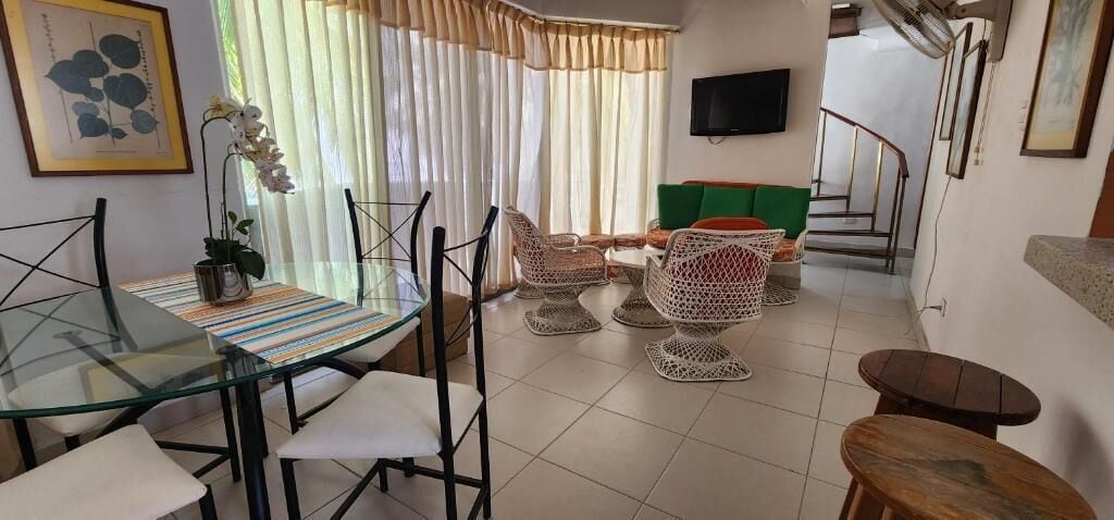 Departamento familiar | Área de sala de estar | Televisión LED de 32 pulgadas con canales por cable 