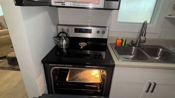 Een koelkast, een magnetron, een oven, een kookplaat