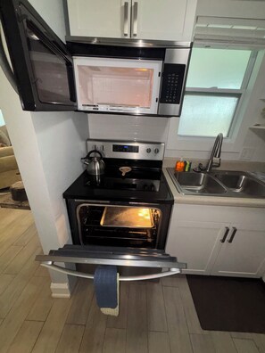 Kylskåp, mikrovågsugn, ugn och spishäll