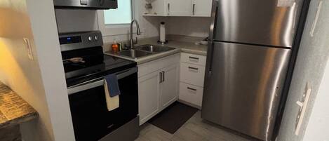 Geladeira, micro-ondas, fogão, cooktop