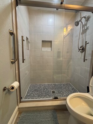 Een douche, een haardroger, handdoeken, zeep