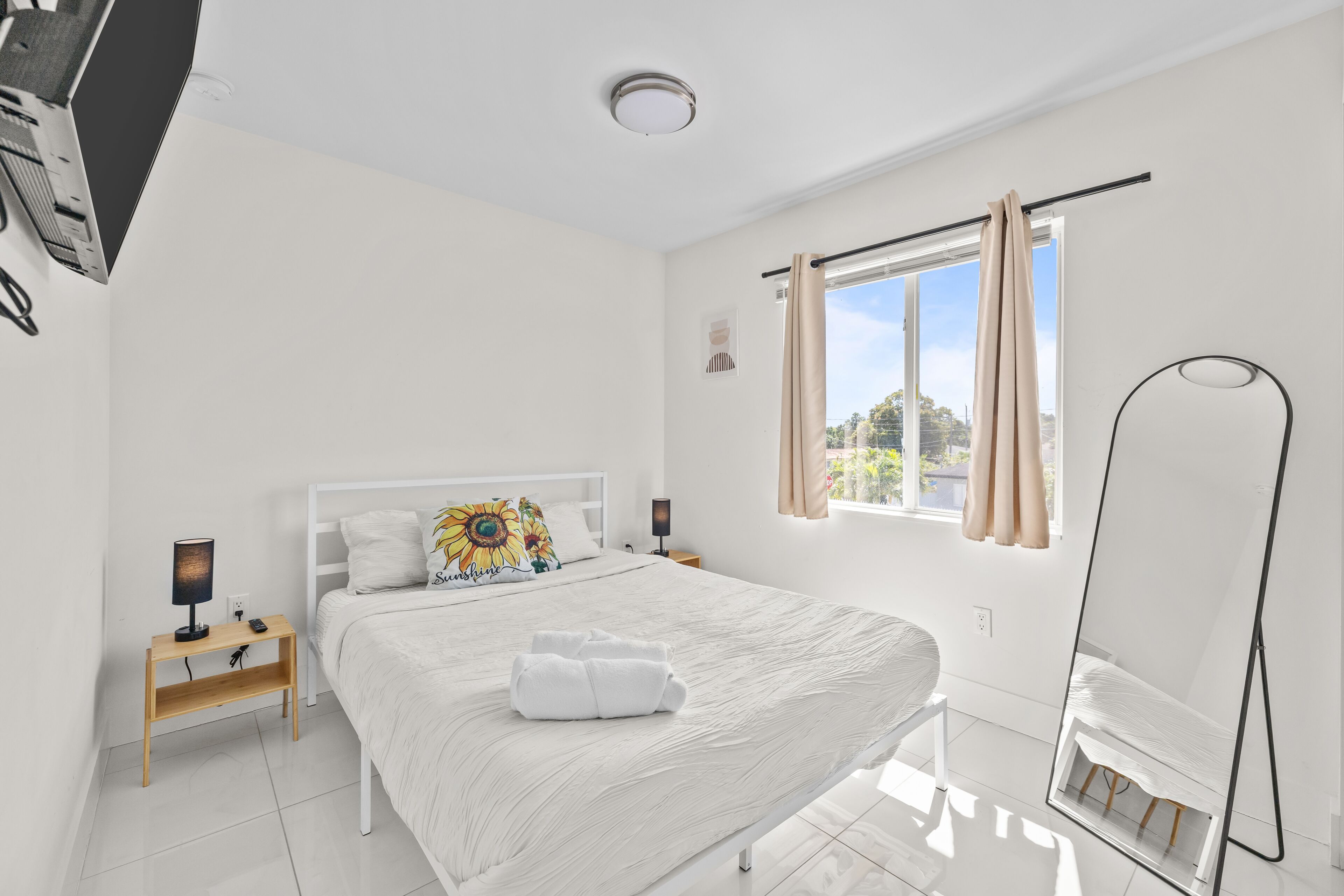 2 chambres, bureau, fer et planche à repasser, lit parapluie