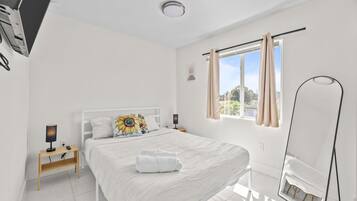 2 chambres, bureau, fer et planche Ă repasser, lit parapluie