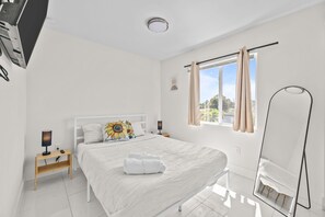 2 slaapkamers, een bureau, een strijkplank/strijkijzer, reisbedje