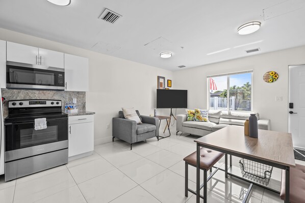 Een smart-tv en boeken