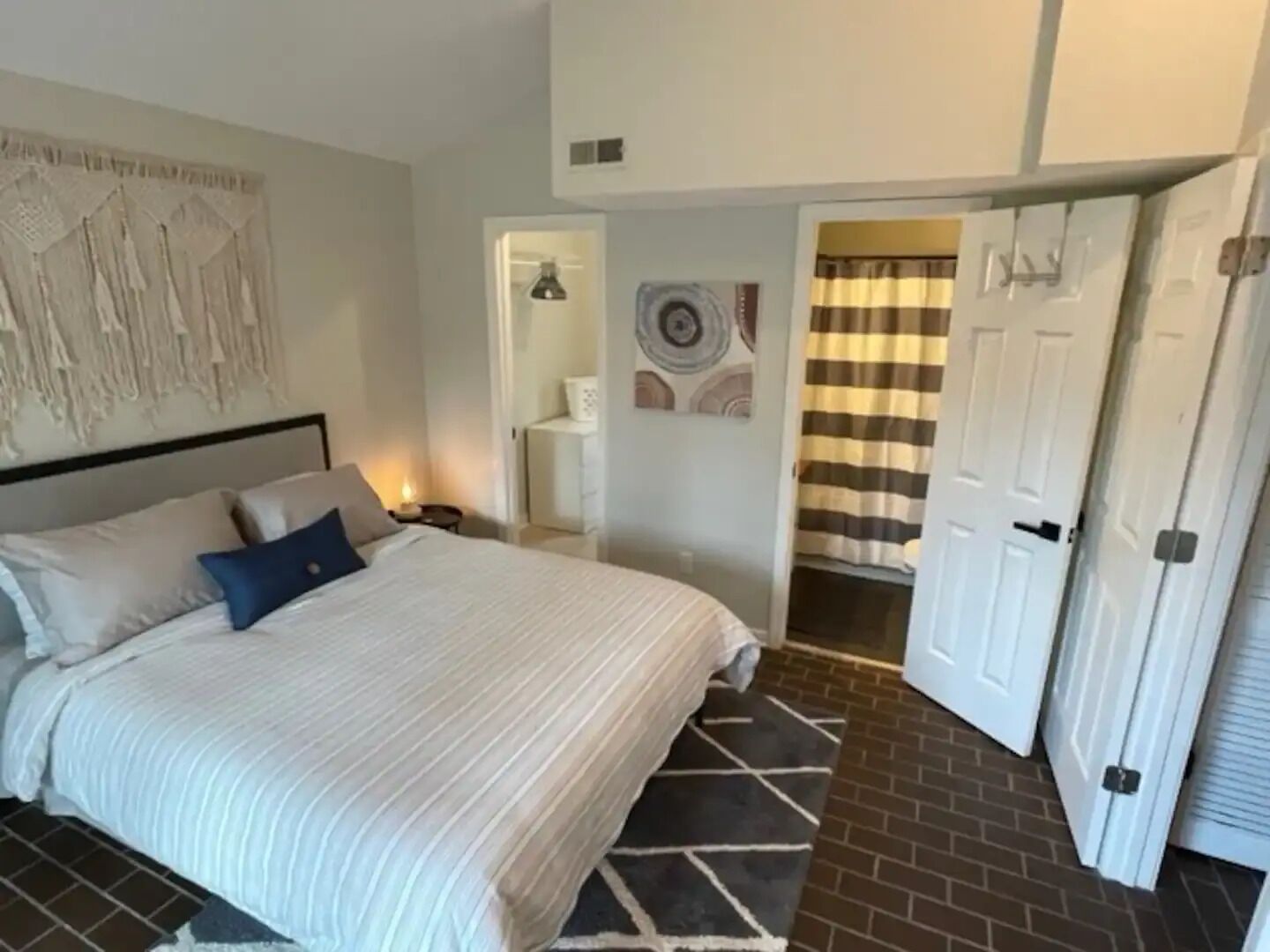 2 slaapkamers, een bureau, een strijkplank/strijkijzer, gratis wifi