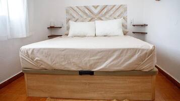 3 slaapkamers, een strijkplank/strijkijzer, gratis wifi, beddengoed