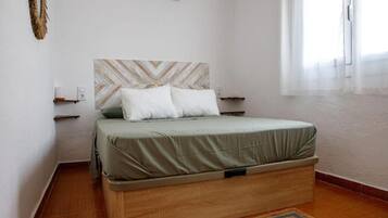 3 slaapkamers, een strijkplank/strijkijzer, gratis wifi, beddengoed