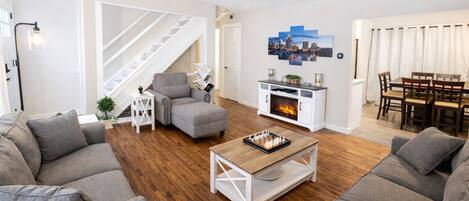 Smart TV, chimenea, futbolito y libros
