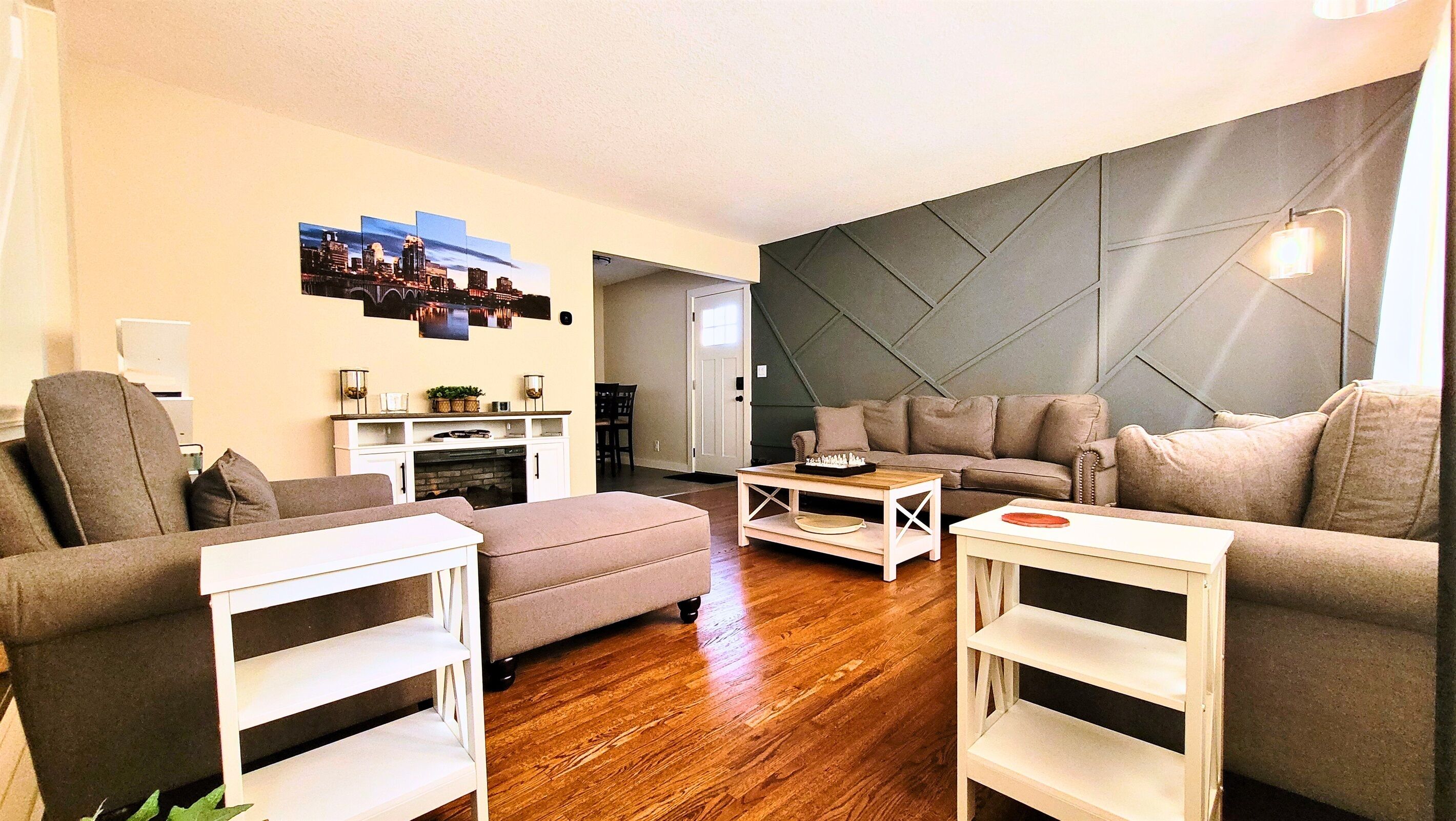 Smart TV, chimenea, futbolito y libros 