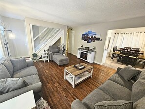 تلفزيون ذكي، مدفأة، كرة قدم الطاولة، كُتُب