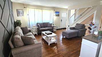 TV connectée, cheminée, baby-foot, livres