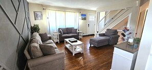 Smart TV, fireplace, foosball, books - Clean, Spacious Home. MOA, MSP, Game Room, Big TV (Richfield)