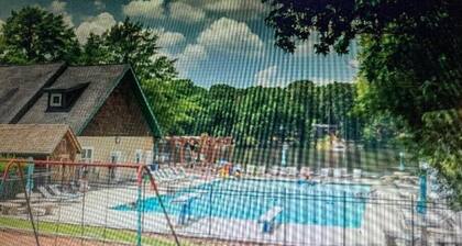 Beautiful Setting in Cardinal Lake,walk to the sandy beach & pool