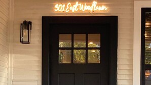 Exterior detail - Party walk 3 minute/ Downtown 5 minutes away/ Spring break at Pearl. (San Antonio)