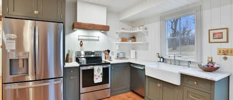 Jääkaappi, mikroaaltouuni, uuni, liesi