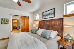 4 bedrooms, desk, internet, bed sheets
