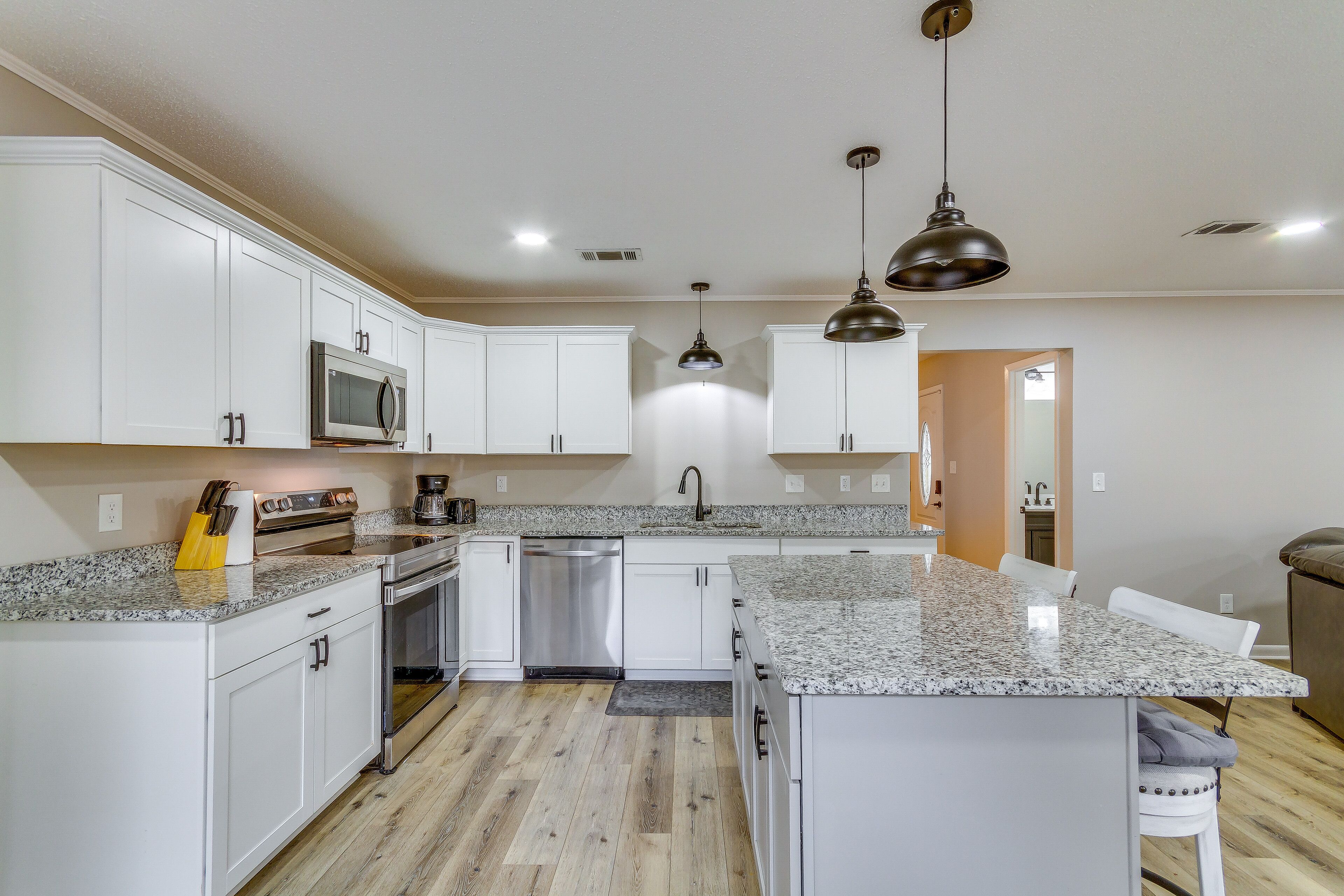 Fridge, microwave, stovetop, dishwasher