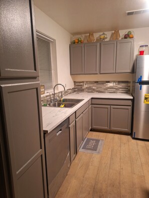 Fridge, microwave, oven, stovetop - Quiet Home w/ Easy Access to Fabulous Las Vegas (Las Vegas)