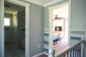 3 quartos, escrivaninha, ferros/tábuas de passar roupa, berço de viagem