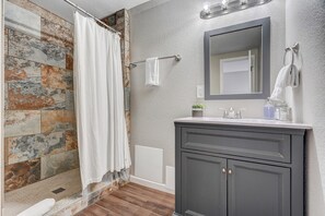 淋浴/浴缸二合一、毛巾、肥皂、洗髮精